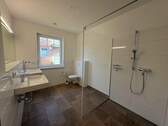 Bad mit ebenerdiger Dusche - 