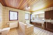 Badezimmer - Bungalow mit 220,00 m&sup2; in Cleebronn zum Kaufen