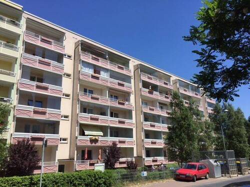 Vorderansicht klein - 2-Raum Wohnung mit Balkon und Badewanne im 3.OG ab sofort zu vermieten.