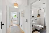 Flur und Badezimmer - 4 Zimmer Etagenwohnung zum Kaufen in Salzgitter