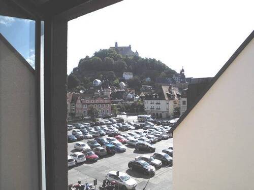 Blick zum gegenüberliegenden Parkplatz / Tiefgarage - 