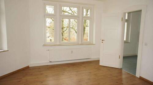Wohnzimmer - Frei ab 1.3.26 - in ruhiger Seitenstr. mit LAMINAT - im 1. OG