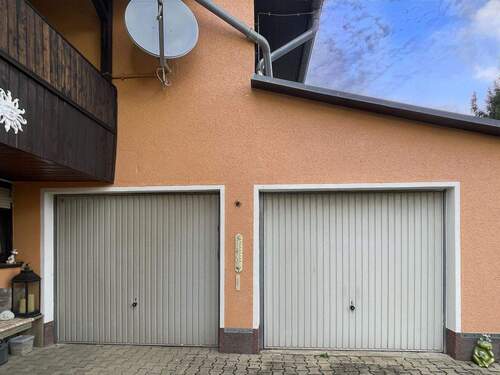 Garagen hinter dem Haus - 6 Zimmer Einfamilienhaus in Blankenhain