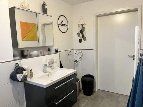 Badezimmer (3) - Etagenwohnung mit 71,30 m&sup2; in Duisburg zum Kaufen