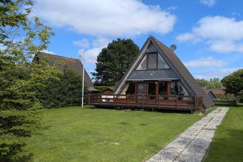 Vorderansicht mit Terrasse - Teilsaniertes Ferienhaus aus erster Hand in ruhiger Ecklage, nur wenige Minuten vom Deich und Hafen entfernt!