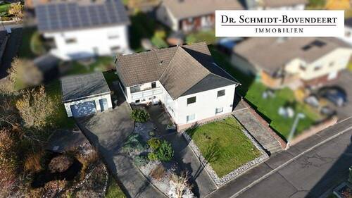 Drohne logo - Wohnen auf einer Ebene! Wohnhaus mit Einliegerwohnung in ruhiger Sackgassenlage von Nisterau.