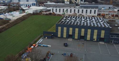 Luftbildaufnahme Halle und freies Grundstück - 