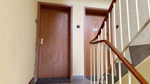 Treppenhaus mit Wohnungseingangstür - 3 Zimmer Etagenwohnung zum Kaufen in Essen