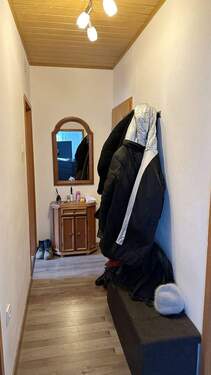 Zentrale Diele mit Zugang zu sämtlichen Räumen - 3 Zimmer Etagenwohnung in Essen