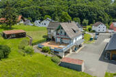 Aufnahme aus der Vogelperspektive - Mehrfamilienhaus, Wohnhaus mit 184,00 m² in Bad Endbach zum Kaufen