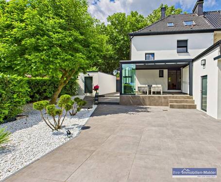 Hausansicht - Einziehen.Wohlfühlen.Ankommen - Ihr kernsaniertes Traumhaus mit Wintergarten, XXL-Garten & 5 Garagen