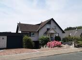 Hausansicht mit zweiter Garage - 6 Zimmer Einfamilienhaus zum Kaufen in Buchholz/Aller