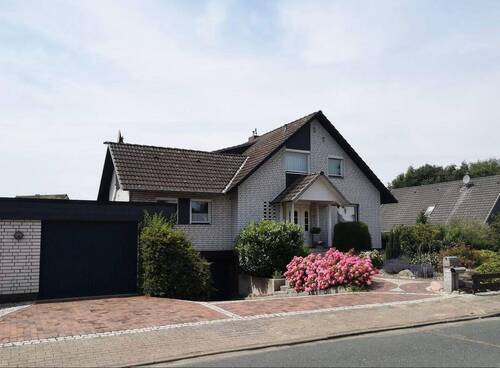 Hausansicht mit zweiter Garage - 6 Zimmer Einfamilienhaus zum Kaufen in Buchholz/Aller