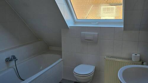 Vollbad mit Wanne, Dusche und Fenster im DG - 