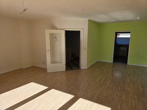 Wohnbereich mit Blick in die Küche und in den Flurbereich... - 