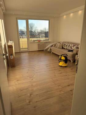 Wohnzimmer mit Blick auf den Balkon - 2 Zimmer Etagenwohnung zum Kaufen in Berlin