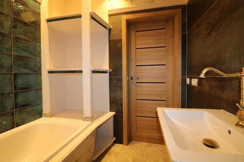 Bad mit Badregal, massiv, Esche - 