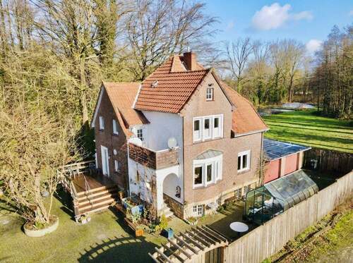 Luftaufnahme - Charmantes Einfamilienhaus mit Wintergarten und idyllischen Ausblick.