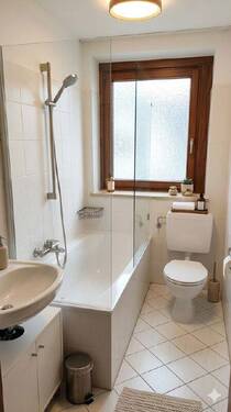 Bad mit Fenster KI - Etagenwohnung mit 59,00 m&sup2; in München zum Kaufen
