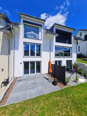 Außenansicht - Provisionsfrei: KfW-55-RMH in Weingarten mit Panoramablick - Energieeffizienzklasse A+