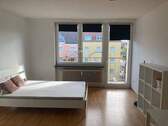 Wohnzimmer mit Balkon - Etagenwohnung mit 30,00 m&sup2; in Nürnberg zur Miete