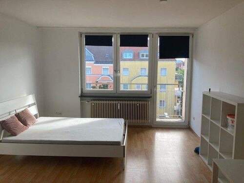 Wohnzimmer mit Balkon - Etagenwohnung mit 30,00 m&sup2; in Nürnberg zur Miete