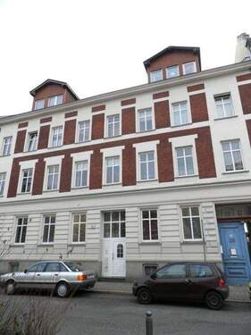 Objektansicht - Große, helle Familienwohnung mit Balkon!