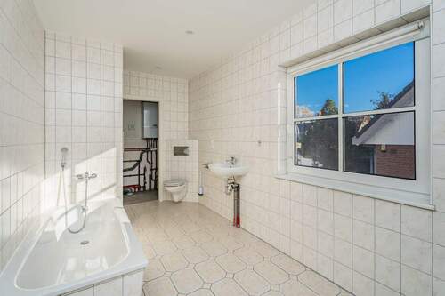 Badezimmer mit Dusche und Badewanne - 