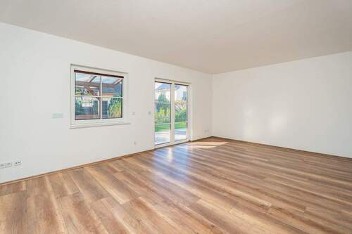 Wohnzimmer mit Zugang zur Terrasse - 