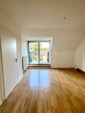 Zimmer 1 (Wohnzimmer/ Esszimmer) - Schöne, helle Wohnung mit Balkon in Essen-Haarzopf