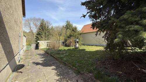 Gartenbereich neben dem Haus - 