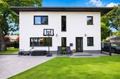 Hausansicht - Exklusive Doppelhaushälfte mit hochwertiger Ausstattung - direkt am Wäldchen auf sonnigem Südgarten