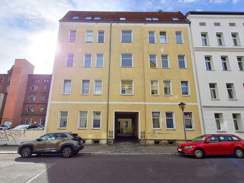 Straßenansicht - Kleines Wohnungspaket mit zwei vermieteten WE