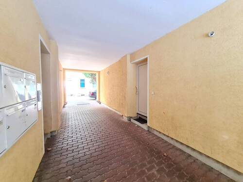 Durchgang & Wohnungseingangsbereich - Etagenwohnung in Magdeburg zum Kaufen