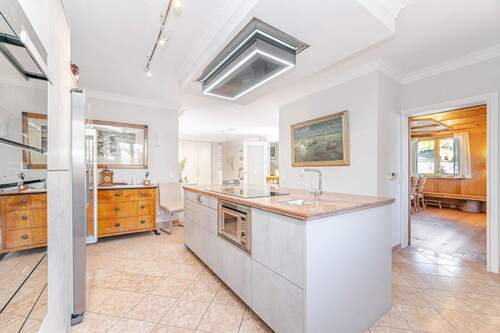 Kochinsel mit Blick zur Stube - Mehrfamilienhaus, Wohnhaus mit 328,00 m&sup2; in Markt Indersdorf zum Kaufen