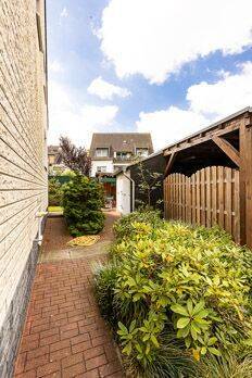 Beispiel Weg ums Haus - Mehrfamilienhaus, Wohnhaus in Düsseldorf