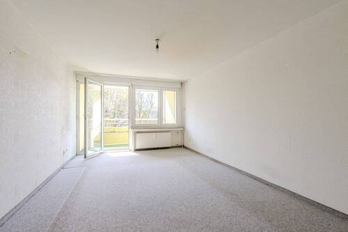 Wohnzimmer - Handwerker aufgepasst: Großzügige 4,5 Zimmer in Eglosheim