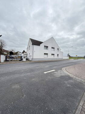 Hausansicht - 1-2 Familienhaus mit ca.300 m² Wfl.auf großzügigem 1.050-m²-Grundstück-ideal für Wohnen und Arbeiten