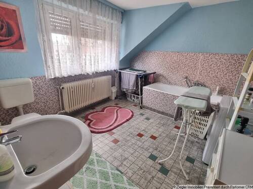 18 Vorderhaus DG Tageslichtbad - 