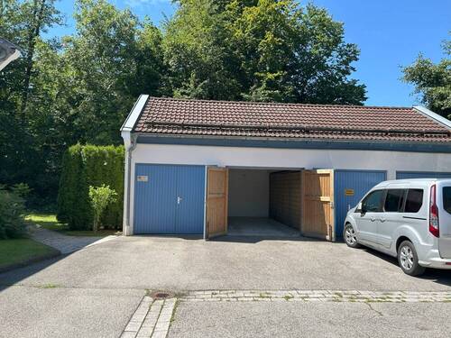 Garage ( zweite von links ) - 