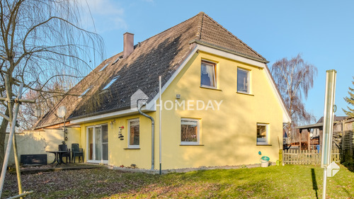 1. Hausansicht - Am Feldrand und idyllisch gelegen: DHH mit Südterrasse, EBK + Carport 