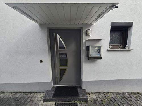 Überdachung neue Eingangstür - Einfamilienhaus mit 90,00 m&sup2; in Nürtingen zum Kaufen