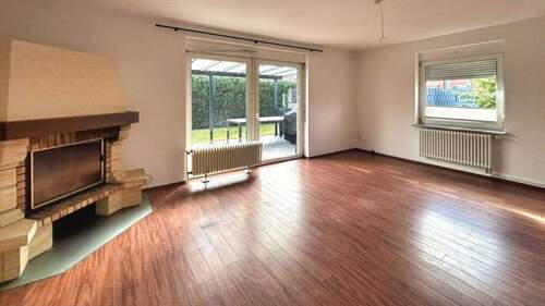 Wohnzimmer mit Kamin EG - 