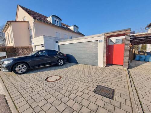 Doppelgarage mit Außenstellplätzen - 