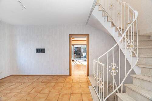 Treppenhaus im Erdgeschoss - 5 Zimmer Doppelhaushälfte in München
