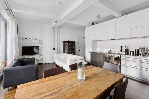 Wohn- und Essbereich mit Blick zur Küche - 