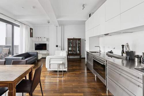 Wohn- und Essbereich mit Blick zur Küche - 