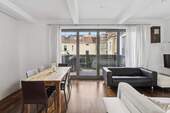 Wohn- und Essbereich mit Blick zum Balkon - 