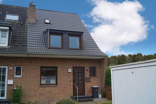 Hausansicht Vorderseite - Renoviertes Reihenendhaus mit Garten und Garage