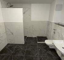 Neu renovierte 2,5-Zimmer-Wohnung mit Küche, Dachterrasse, Abstellkammer & TG-Stellplatz - Essen Gerschede